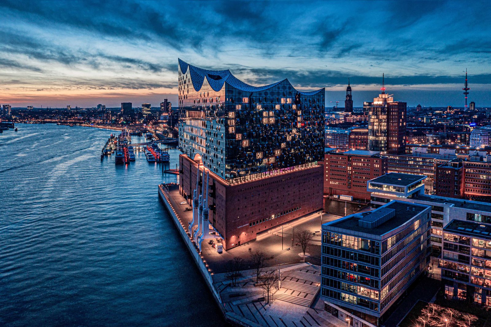 Hamburg bei Dämmerung mit Elbphilharmonie
